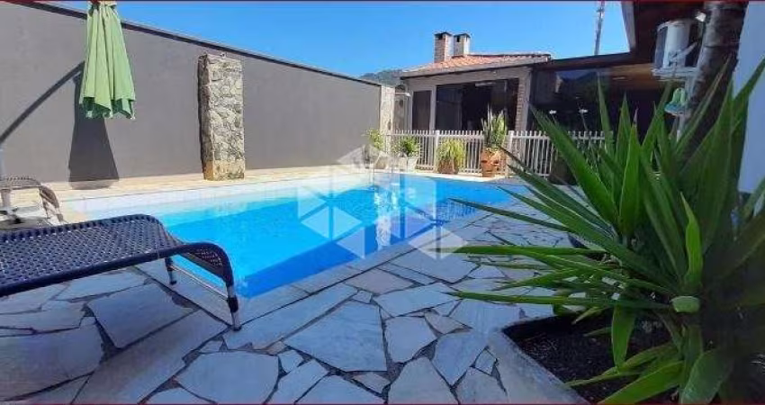Casa com piscina e área de festas, localizada no bairro Centenário, Jaraguá do Sul.
