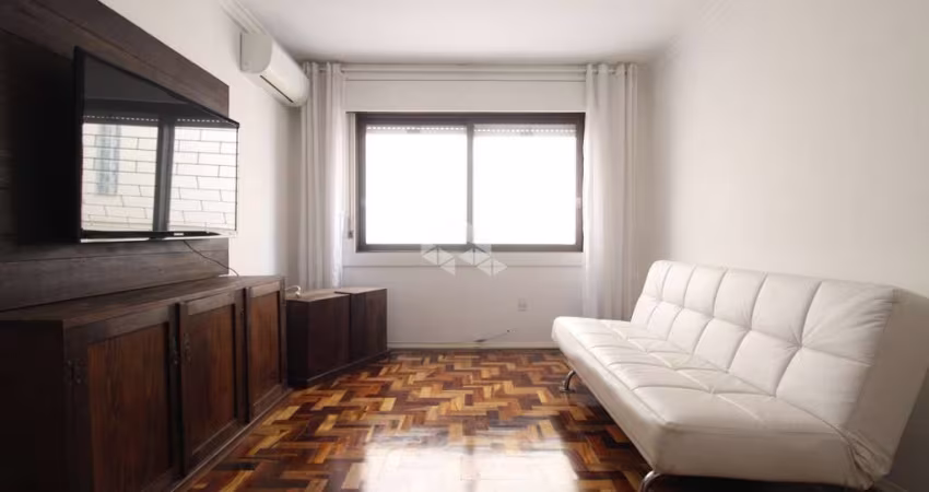 Apartamento  2 dormitórios com lareira no Menino Deus