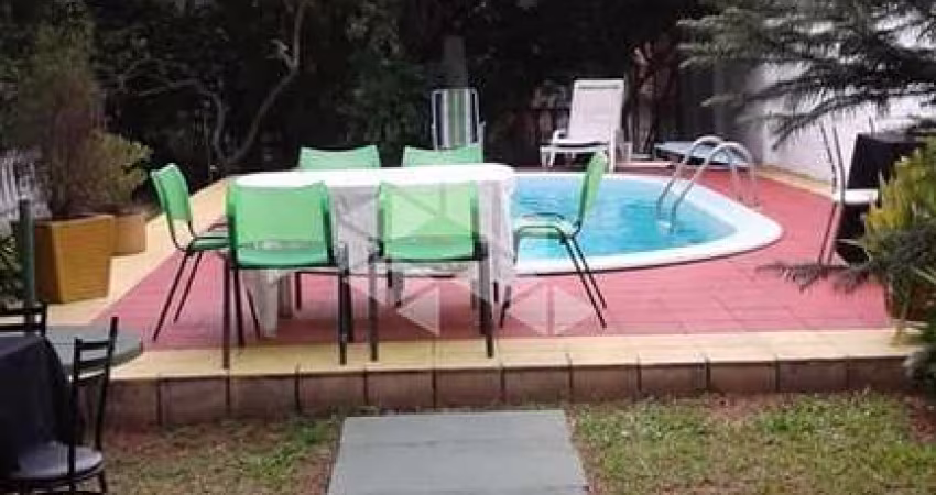 Casa 4 dormitórios junto ao Menino Deus