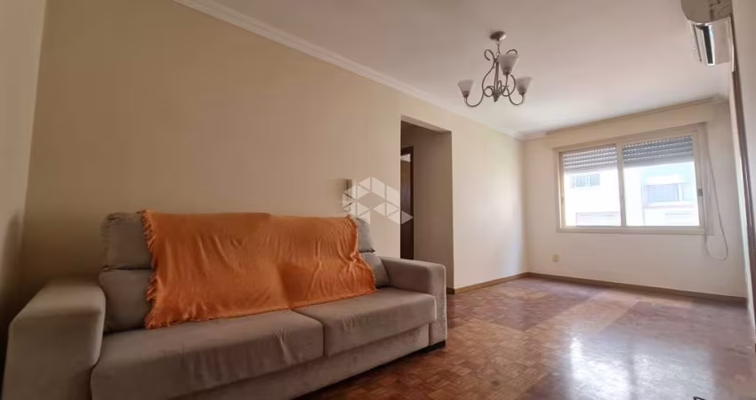 Apartamento reformado com dois dormitórios, elevador e garagem no bairro Sarandi em Porto Alegre