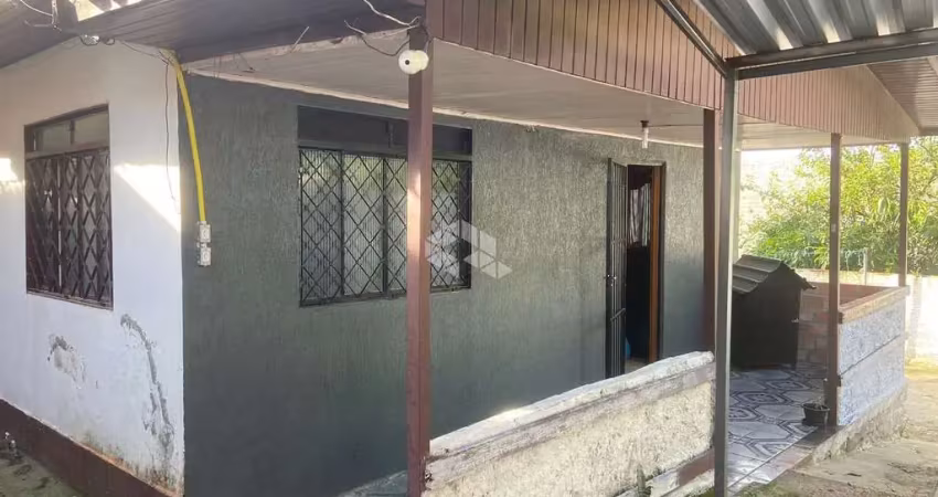 Casa 4 dormitórios 2 banheiros e pátio para 6 carros