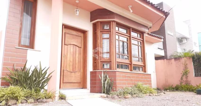 Casa com 05 dormitórios à venda.