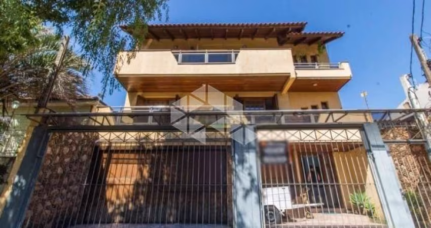 Casa  com 4 dormitórios e 2 vagas, bairro Partenon em Porto Alegre/RS.