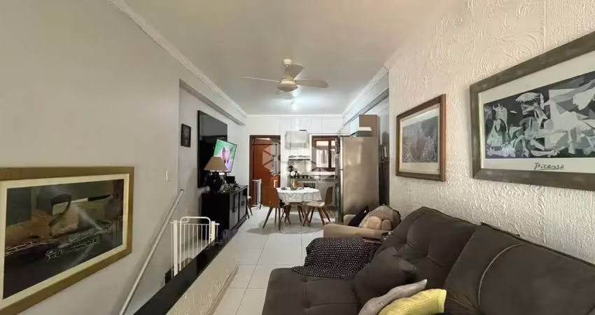 Casa de 2 pavimentos, de 2 dormitórios, garagem coberta a venda no menino deus