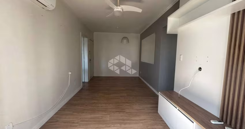 Apartamento de 2 dormitórios com uma vaga para carro.