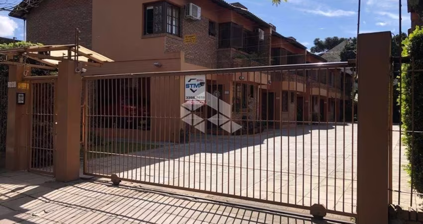 Casa em condomínio com 3 dormitórios/quartos sendo um suíte  e duas vagas/box