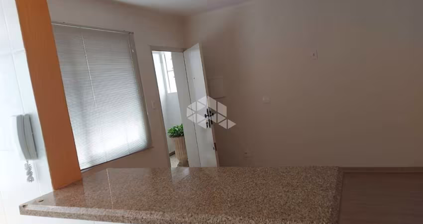 Apartamento de 01 dormitório bem iluminado e desocupado na Cidade Baixa
