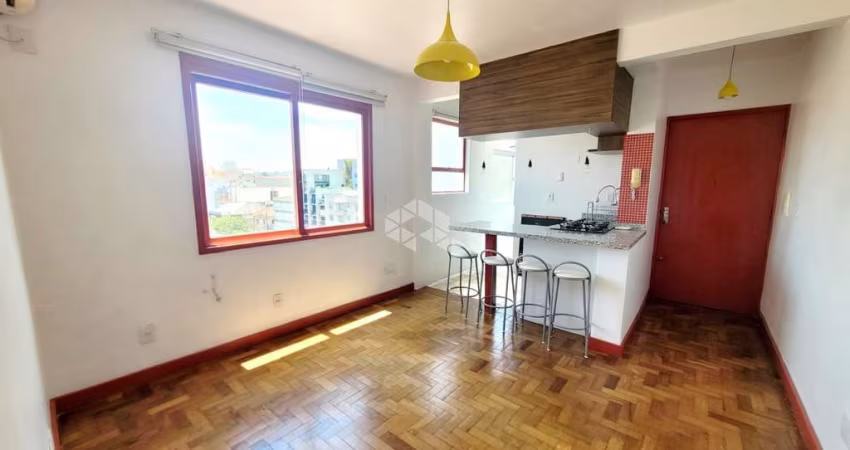 Baixou o preço! Apartamento reformado, semimobiliado e entre os bairros Cidade Baixa e Menino Deus.