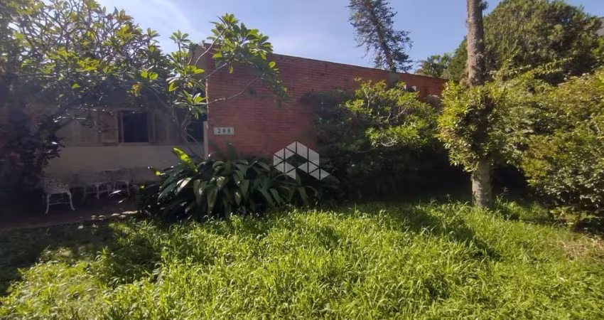 Casa térrea, a poucos metros da Orla de Ipanema, zona sul de Porto Alegre/RS.