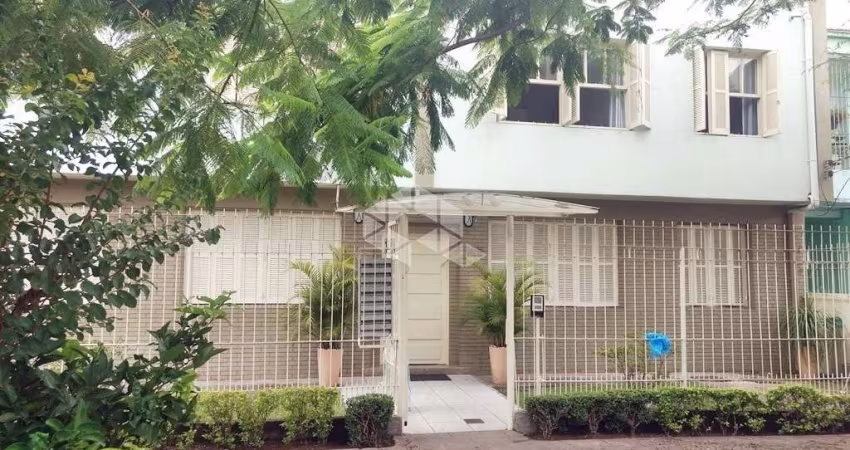 APARTAMENTO TÉRREO, COM 2 PÁTIOS, MENINO DEUS