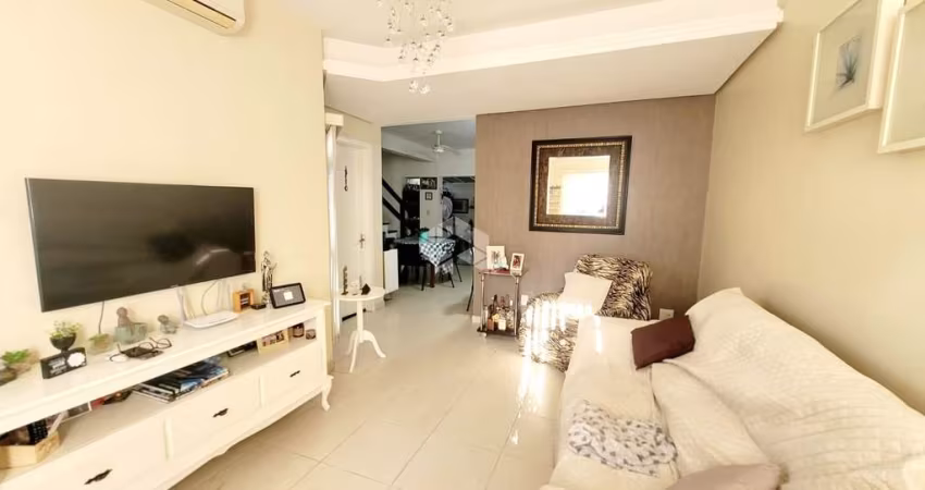 Casa em condomínio próximo ao Bourbon Shopping Teresópolis, possuindo: