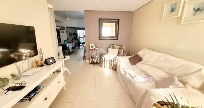 Casa em condomínio próximo ao bourbon shopping teresópolis, possuindo: