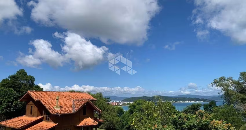 Terreno a venda  com dois sobrados em Canajurê com vista mar
