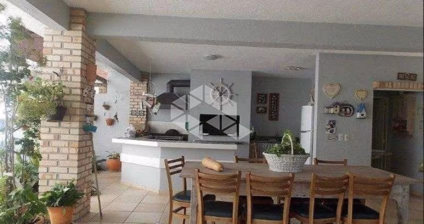 Casa à venda em Canasvieiras com maravilhoso jardim