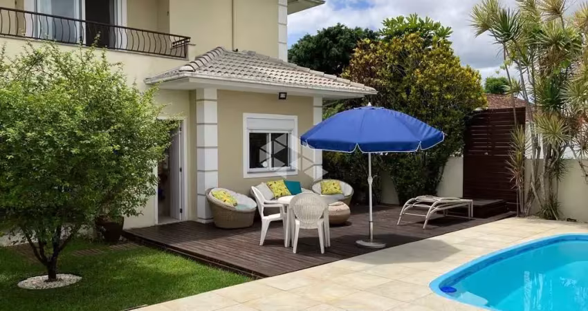 Casa com 5 dormitorios e piscina  em jurere internacional