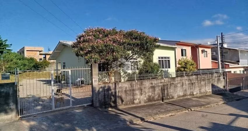 Casa no Madri com 782m2 de Terreno (433,08 Escriturado + 349,12 Á. verde)