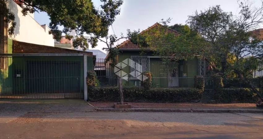 Residência de Alvenária 3 quarto, 338,5 m², e garagem p/4 carros na Azenha.