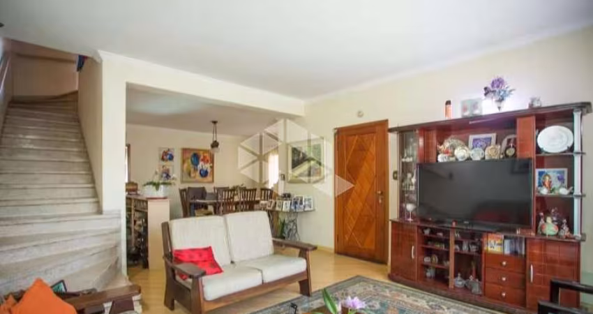 VENDA Sobrado com 200m² com 3 dormitórios (1 suíte) e 2 vagas no Planalto Paulista, próximo ao metrô