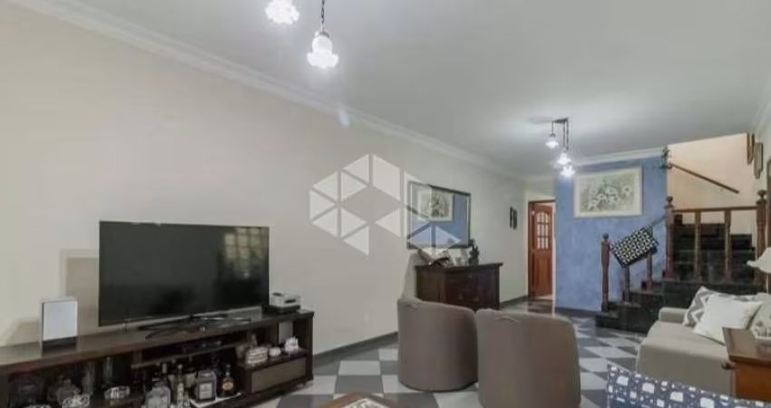 VENDA Sobrado com 222m² , 3 dormitórios (1 suíte) e 2 vagas no Planalto Paulista,  próximo de metrô