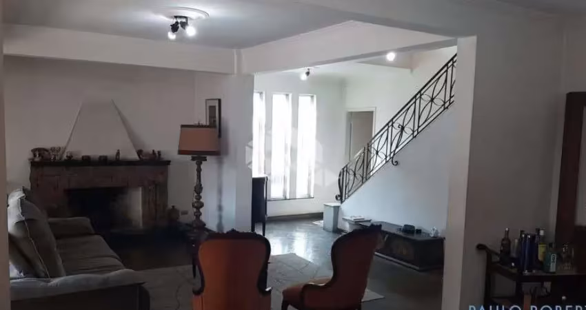 Aclimação,  sobrado para uso tanto comercial ou residencial, com cinco dormitórios e quatro vagas.