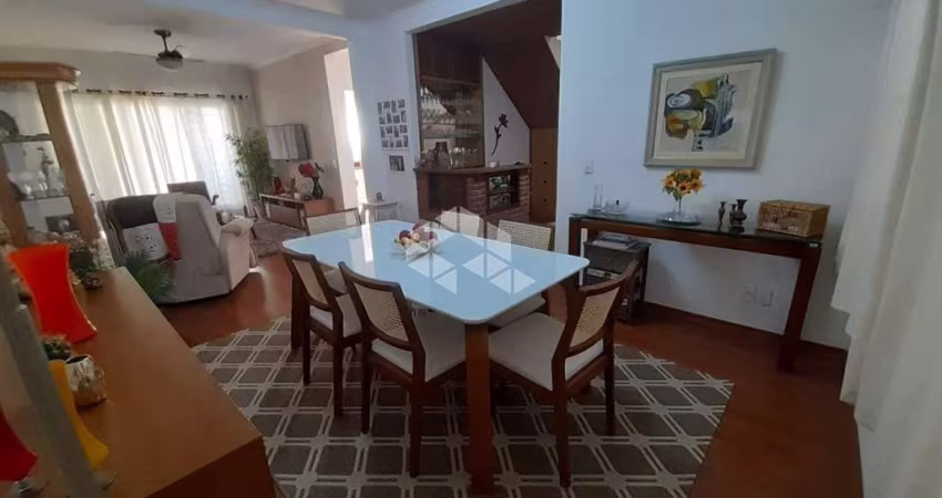 VENDA Sobrado de 198m² com 3 dormitórios (1 suíte) e 4 vagas no Brooklin, próximo de vias de acesso