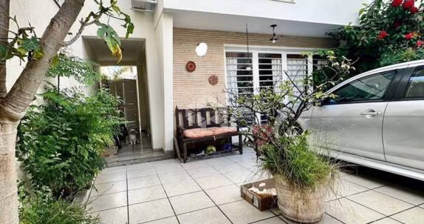 VENDA Casa de vila de 140m² com 3 dormitórios sendo 2 suítes e 2 vagas na Vila Cordeiro