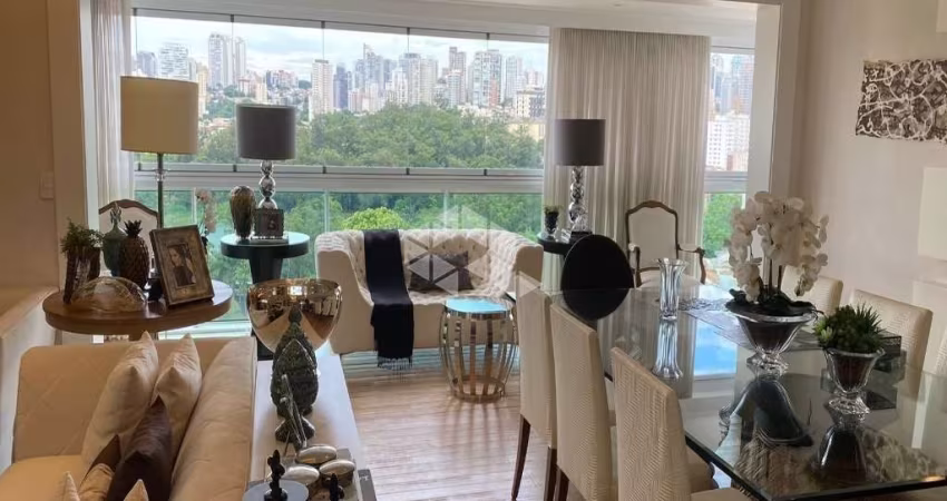 4 quartos, 3 suítes, 4 banheiros, 1 escritório, 4 vagas de garagem e uma área total de 234m² Aclimação