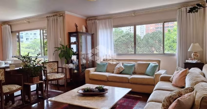 Apartamento a venda no Brooklin com 180m²,4 quartos sendo 1 suite e 2 vagas de garagens