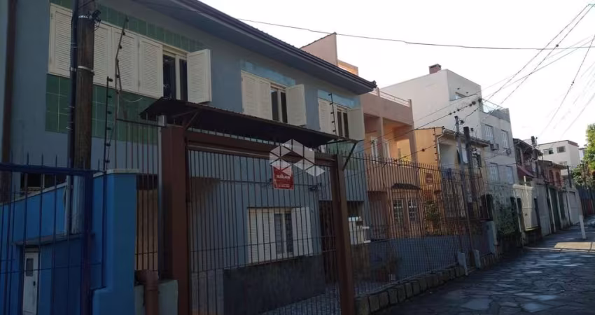 Casa 03 dormitórios,  2 pisos com terraço,1 suíte, 1 lavabo, 2 banheiros, com vaga para 08 carros,