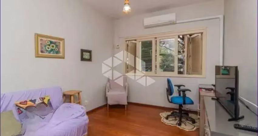 Casa 03 dormitórios,  2 pisos com terraço,1 suíte, 1 lavabo, 2 banheiros, com vaga para 08 carros,