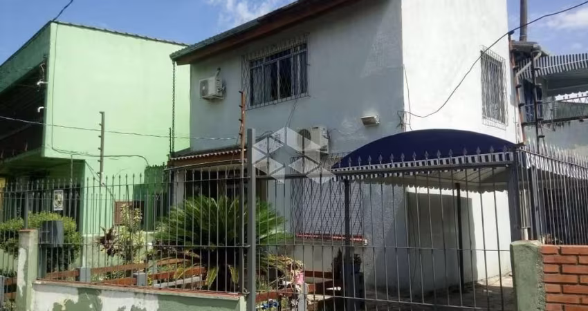 Casa 4 dormitórios, 01 banheiro, 2 suítes, garagem p/ 3 veículos, 500m PUC.