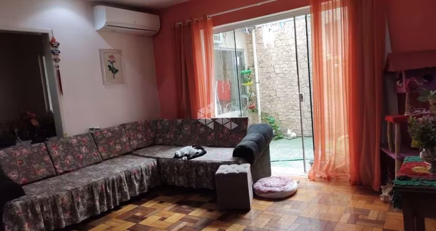 Excelente apartamento térreo três dormitórios, com pátio no Menino Deus