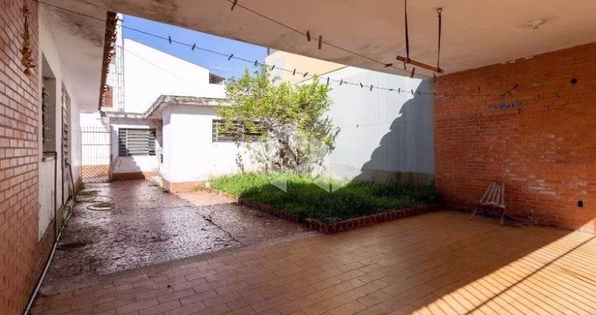 Casa de 3 dormitórios, terreno de esquina no Menino Deus próximo ao Hospital Mãe de Deus