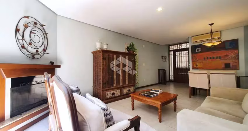 Casa em condominio de 3 dormitórios, sendo 1 suíte e 2 vagas, Tristeza, Porto Alegre.