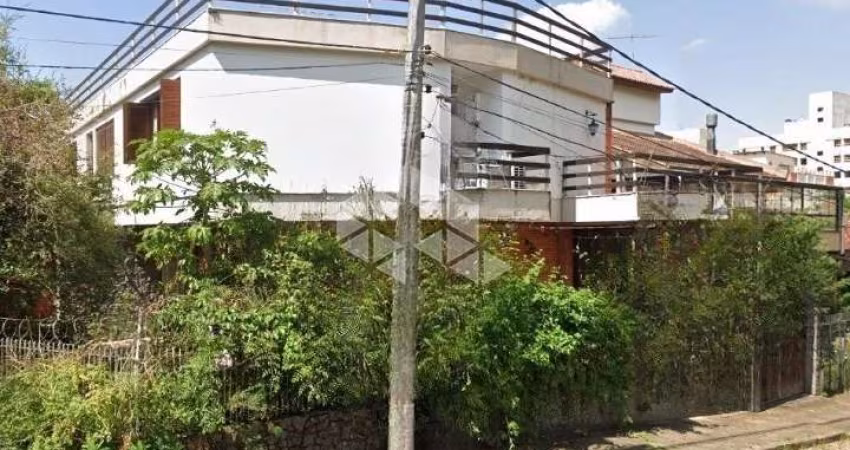 Casa 05 dormitórios c/ suíte e garagem múltipla em bairro nobre da capital.
