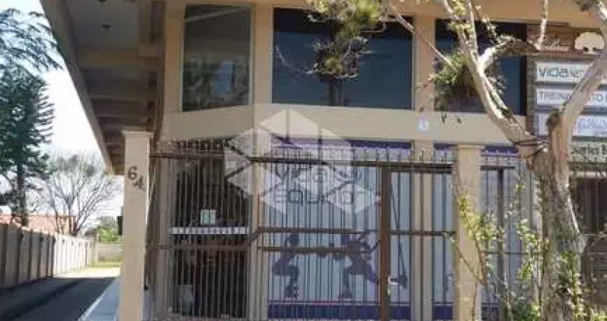 Prédio comercial com 1 apto de 3 dorm/quartos e 4 salas comerciais