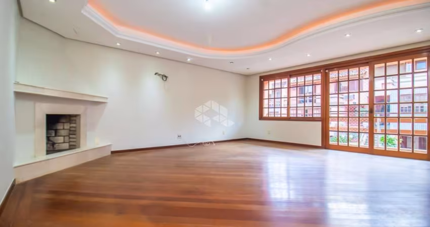 CASA EM CONDOMÍNIO 03 DORMITÓRIOS,COM 285 METROS PRIVATIVOS, NO MENINO DEUS