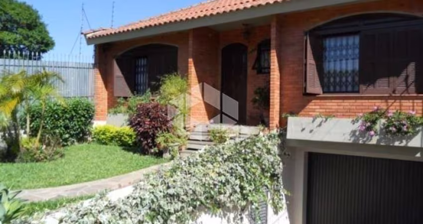 Casa com 3 dormitórios, sendo 1 suite, lavabo e vaga com 283m2 no bairro Santa Tereza