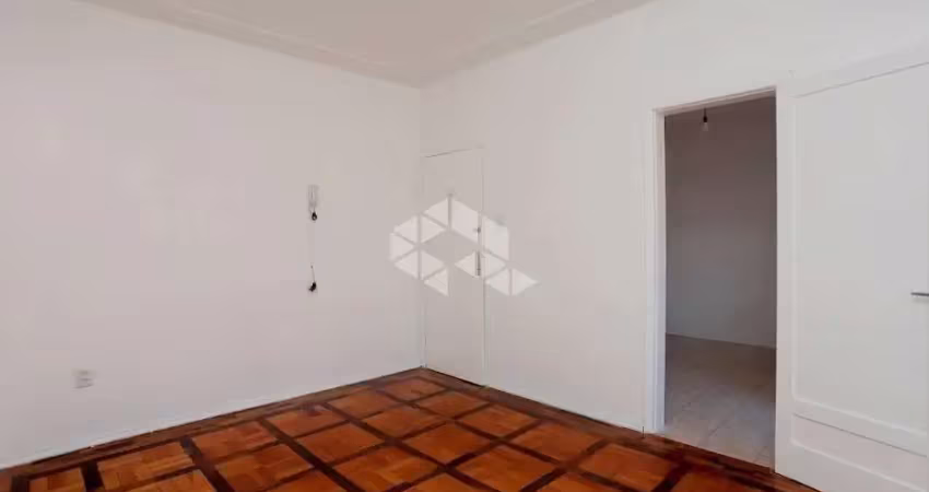 Apartamento de dois dormitórios, mais dois banheiros e boa localização no bairro