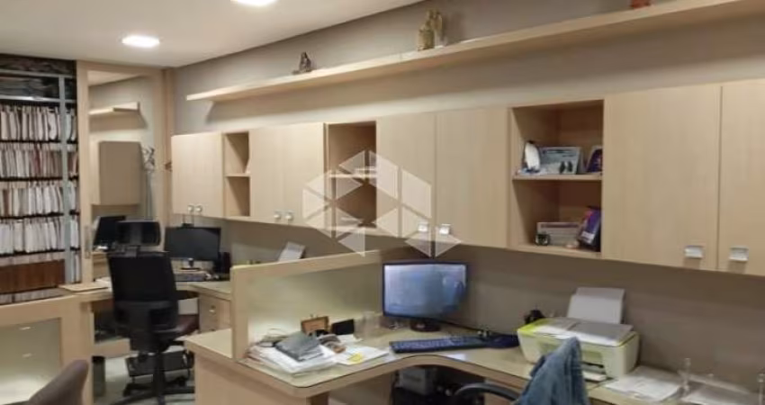 Sala comercial com 67,19m² área privativa, elevador e garagem, bairro Menino Deus em Porto Alegre.