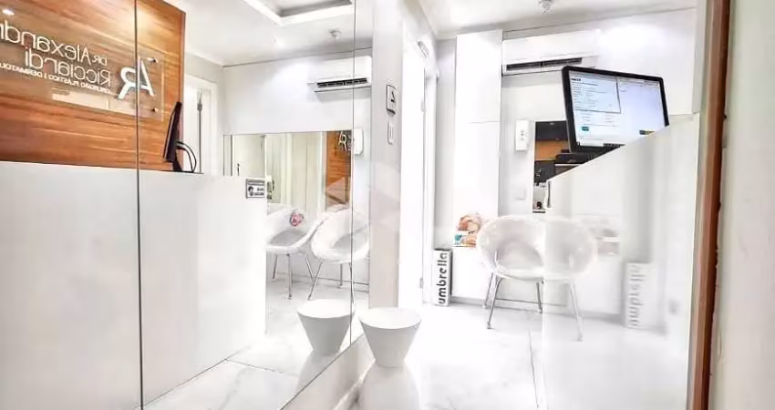 Sala transformada em colsutório médico, semi mobiliada com vaga de gagaragem