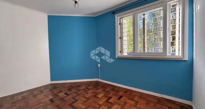 Apartamento térreo de frente com três dormitórios, dois banheiros