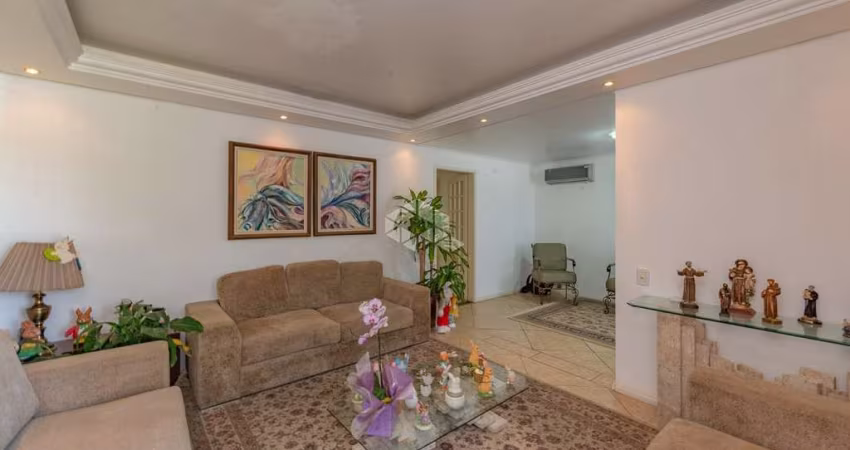Casa com 03 dormitórios no Bairro Jardim Europa.