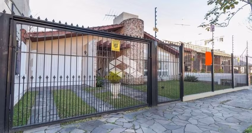 Casa de 03 Dormitórios, 01 suíte com hidromassagem