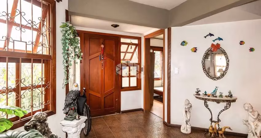 Casa comercial no bairro santana com área total de 217m2 e privada com 180m2, 8 espaços na parte superior e 6 na parte inferior.
