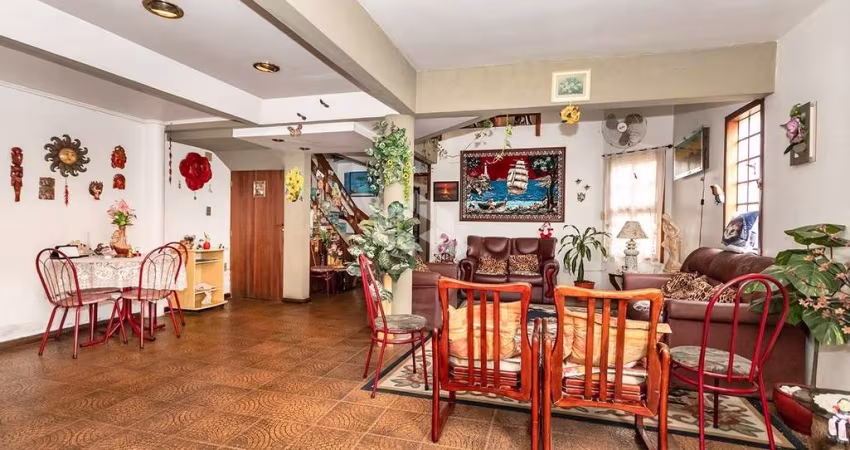 Casa Comercial no bairro Santana com área total de 217M2 e privada com 180M2, 8 espaços na parte superior e 6 na parte inferior.