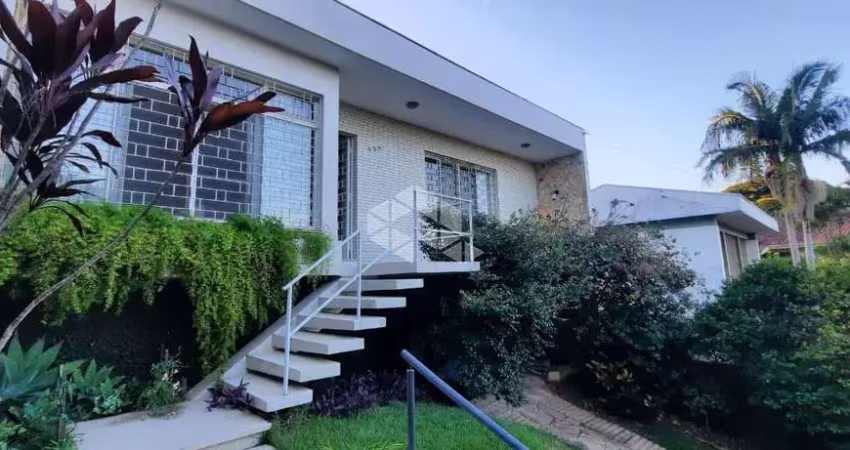 Casa com  piscina, churrasqueira em rua calma e arborizada