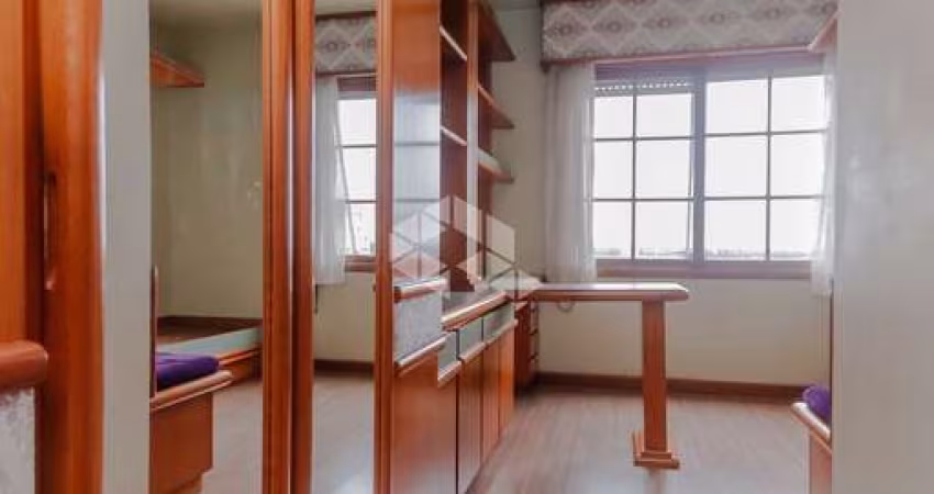 Amplo apartamento com duas sacadas, vista e muito bem localizado.