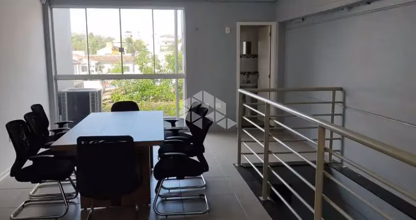 Loja 2 pavimentos, 2 banheiros, cozinha, pátio estacionamento para 4 carros