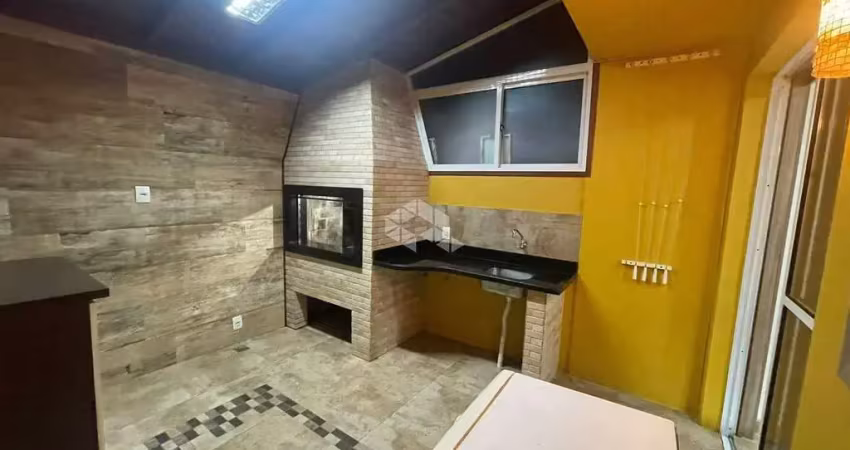 Charmoso sobrado de 2 dormitórios totalmente reformado em condomínio com excelente infraestrutura